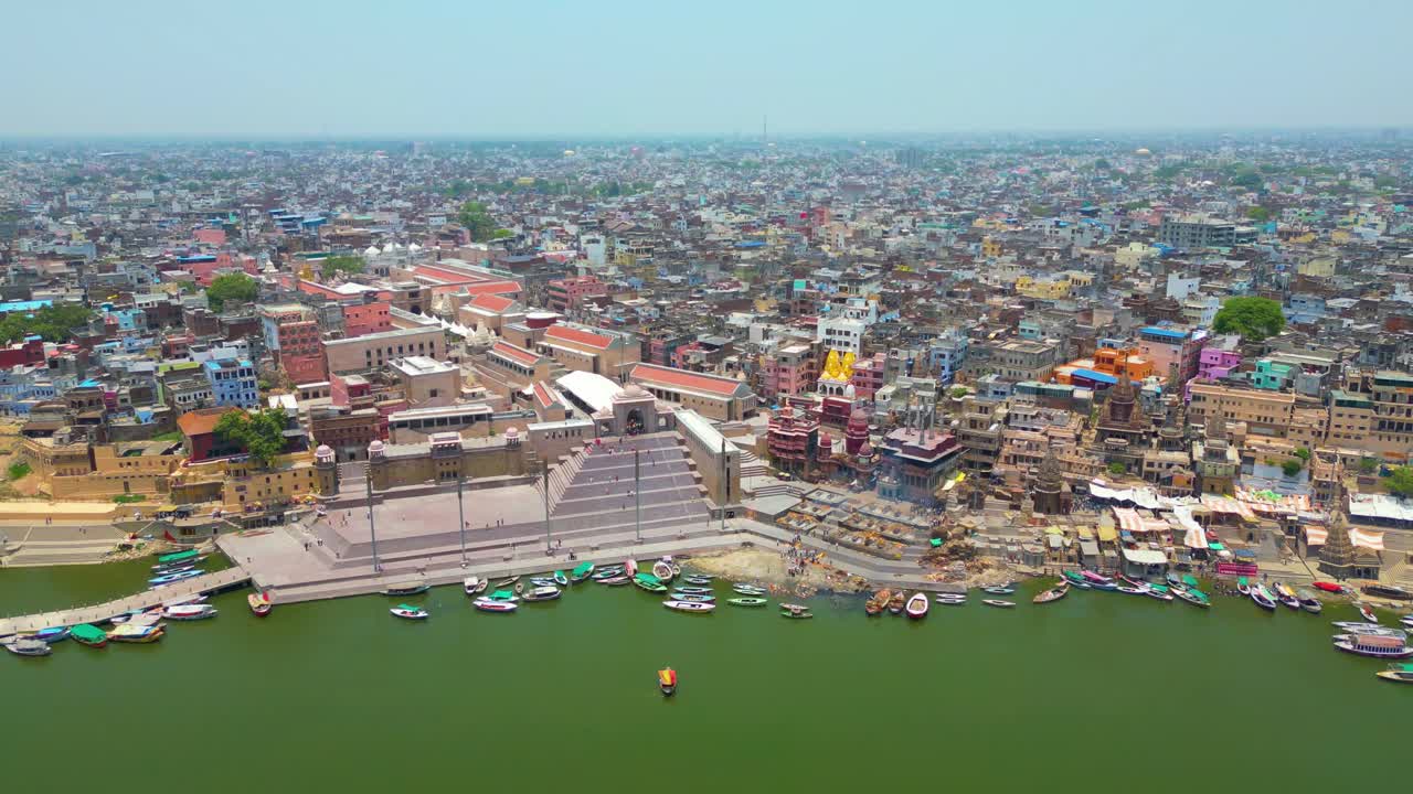 vista aérea del río ganga y los ghats en varanasi, india