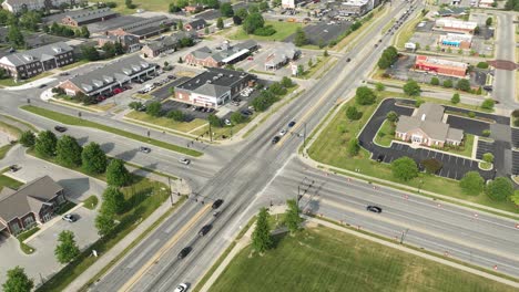 Traffic-and-vehicles-approach-four-way-intersection,-Lawrence,-Indiana,-USA---Hyperlapse