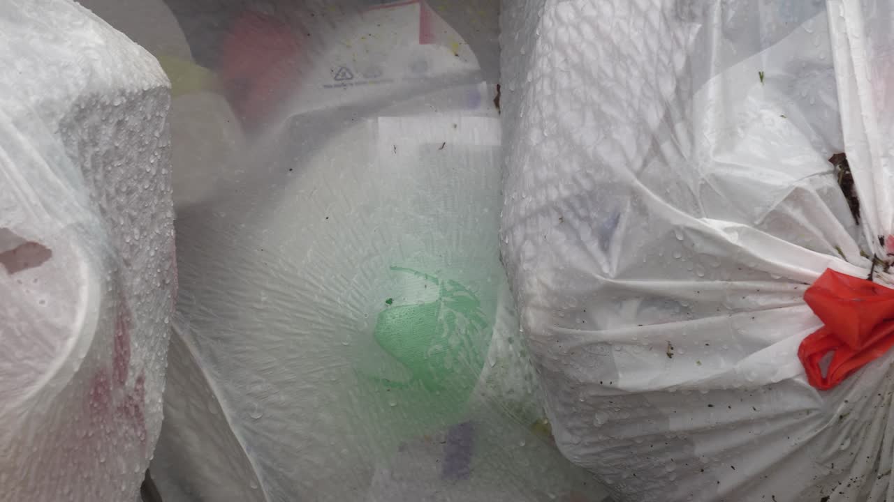 집에 있는 플라스틱 병은 재활용되지 않는 쓰레기를 보관합니다.