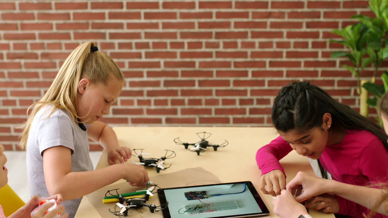 niñas aprendiendo robótica y tecnología de drones