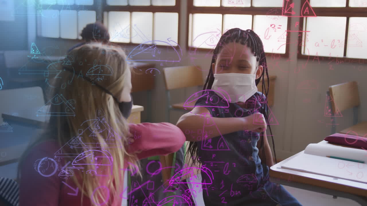 교실에서 얼굴 마스크를 착용한 어린이 그룹에 대한 다채로운 수학 방정식의 애니메이션
