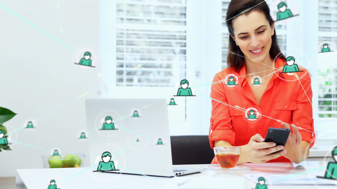 animación de la red de conexiones con personas iconos sobre mujer caucásica usando teléfono inteligente