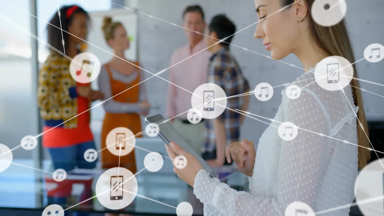 animación de la red de conexiones con íconos de los medios sobre diversas personas de negocios en la oficina