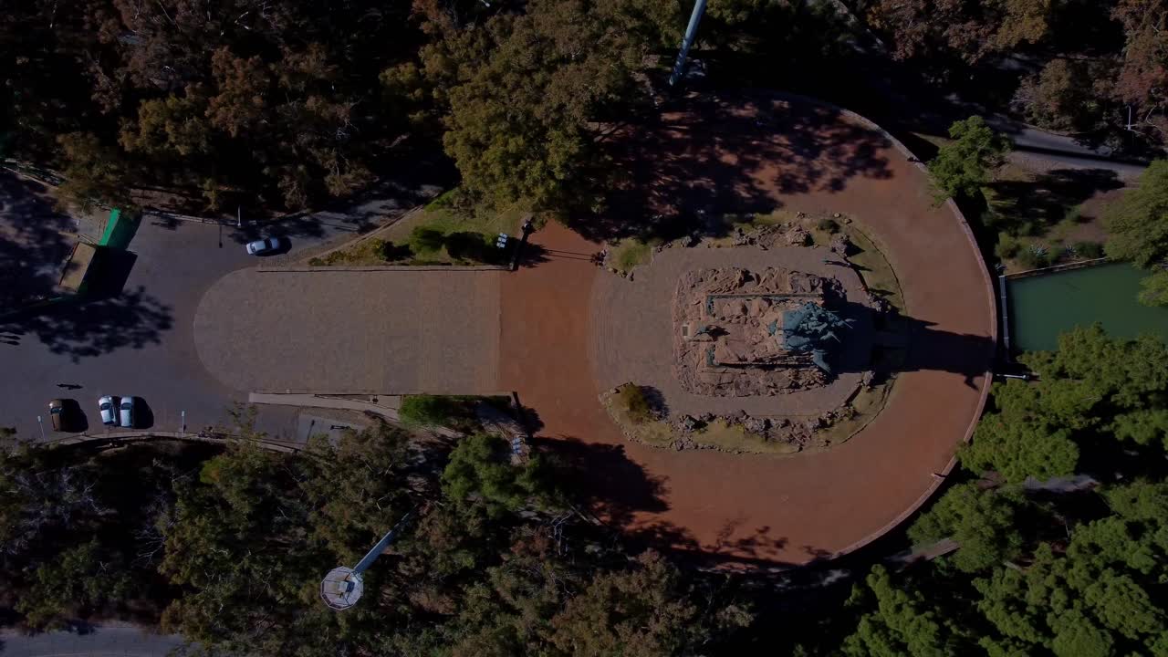 Vista Aérea Zenital de um Parque com um Monumento Central