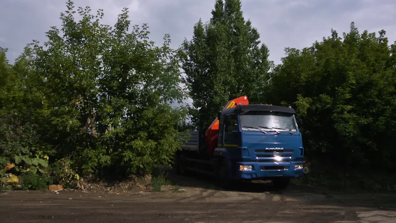 자연 환경 에 있는 파란색 트럭