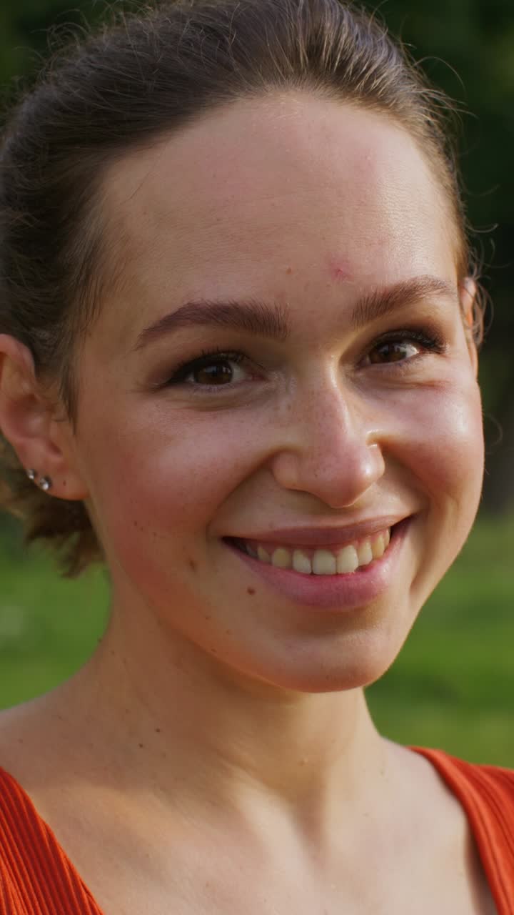 mujer sonriente en vestido rojo