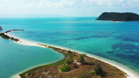costa de una isla tropical con una estrecha franja de playa de arena que entra en una tranquila laguna turquesa, tailandia