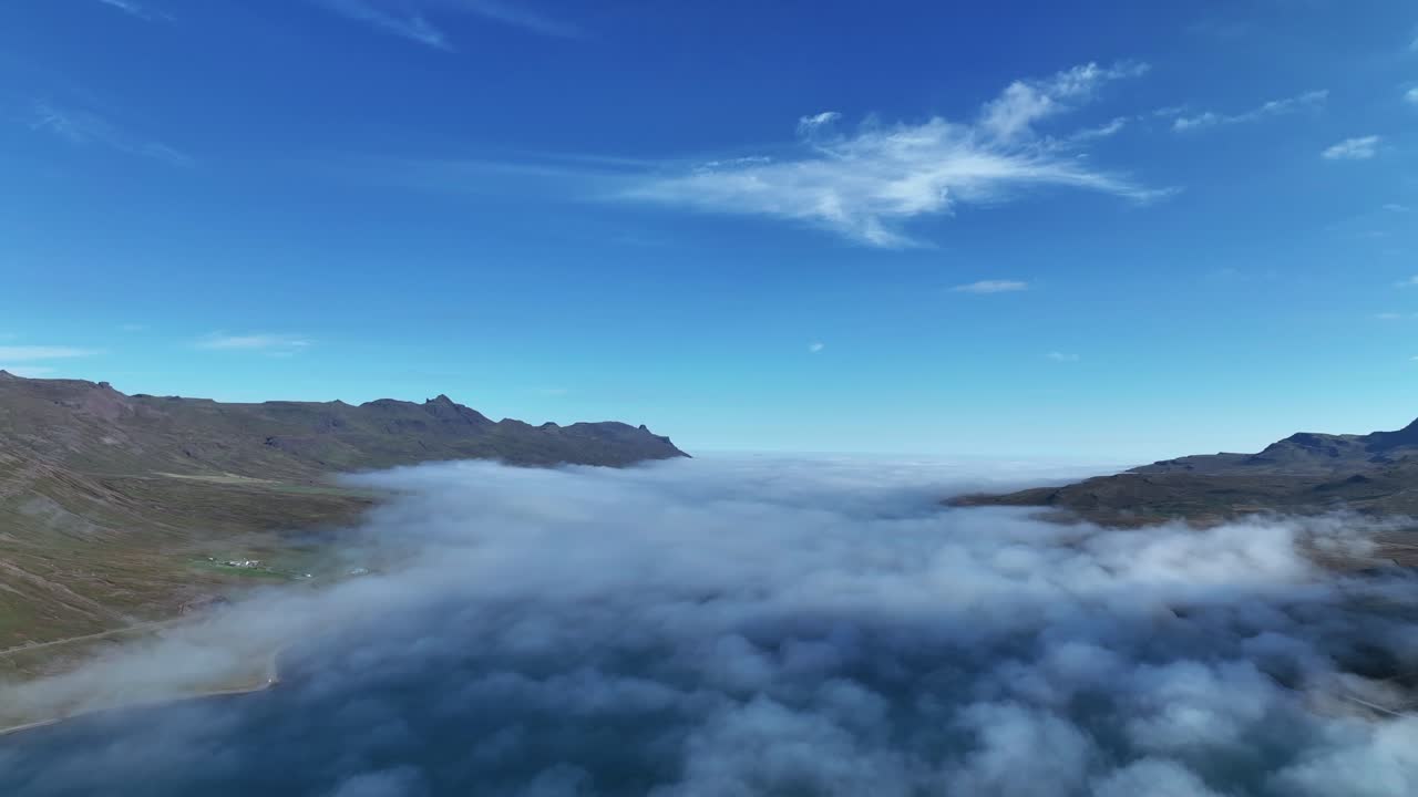 동쪽 아이슬란드의 바다와 피요르드 위의 낮은 구름