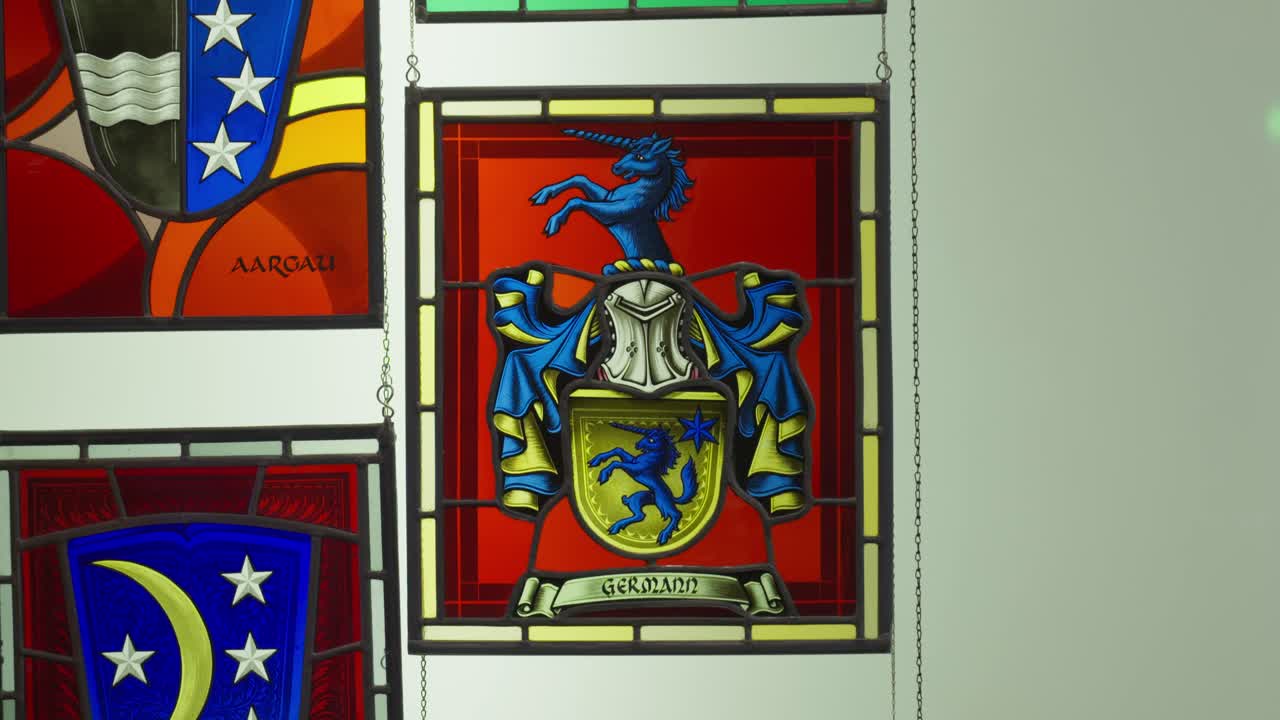 스테인드 글래스 아티스트가 글래스를 칠하는 클로즈업  ⁇