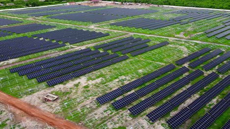 vista aérea de uma fazenda de painéis solares