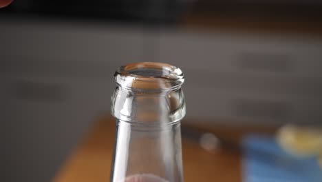 abriendo la tapa de una botella de cerveza fresca - cámara lenta
