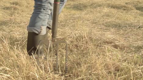 El-Trabajo-Ha-Terminado-El-Agricultor-Se-Va-A-Casa