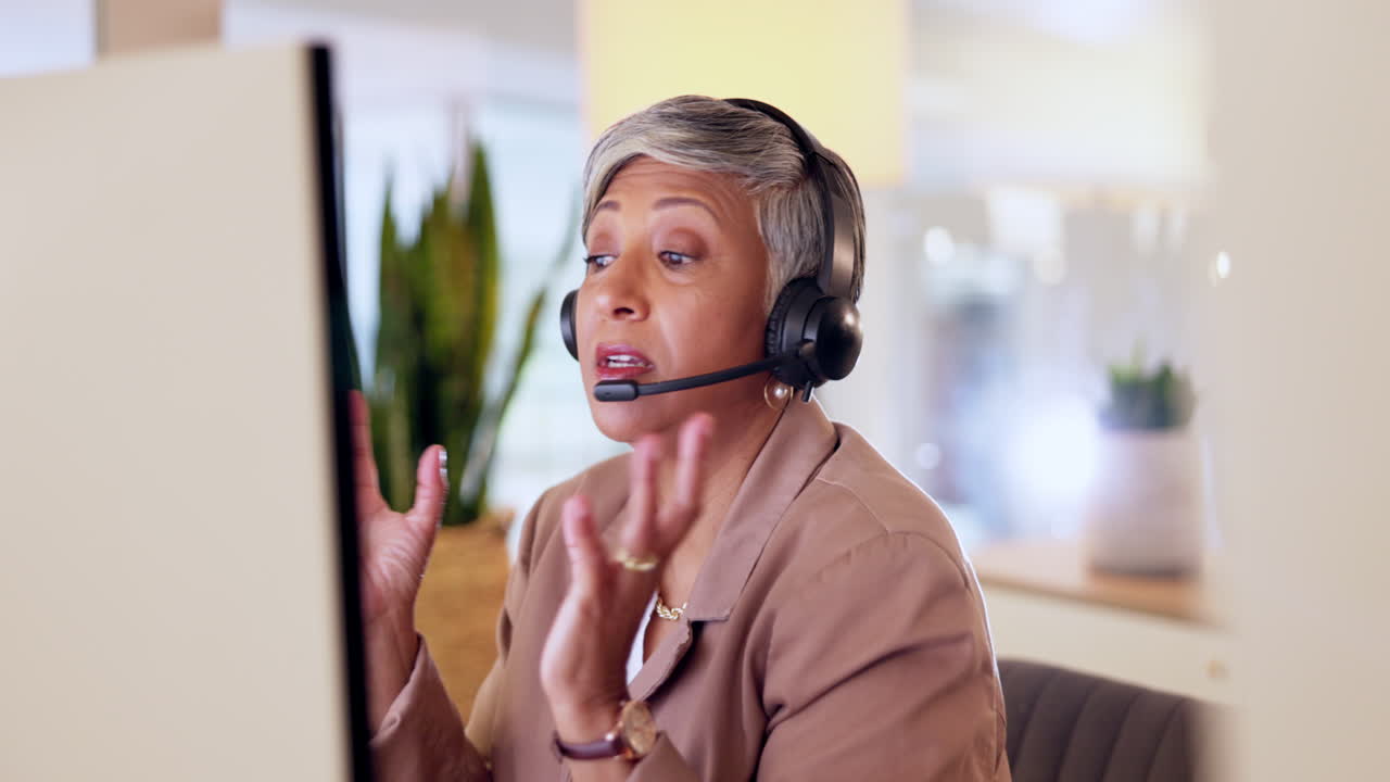 centro de llamadas y mujer de negocios hablando