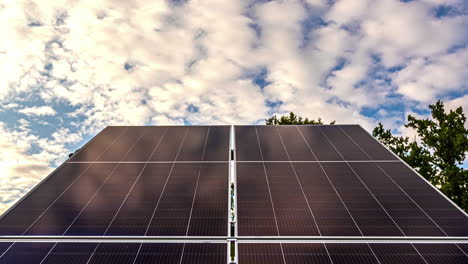 lapso de tiempo del paisaje nuboso con paneles solares en primer plano