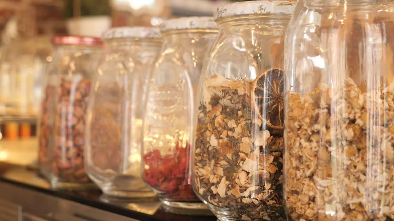 건조한 허브와 차를 유리 항아리에 넣은 종류