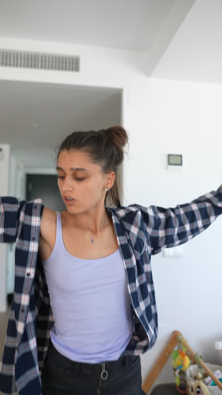 mujer bailando en un apartamento moderno