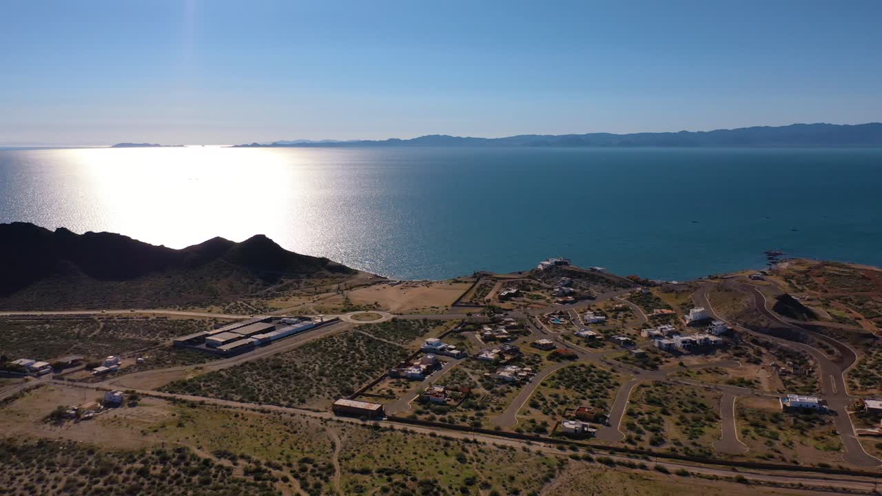 vuelo alto con fondo de isla de tiburones