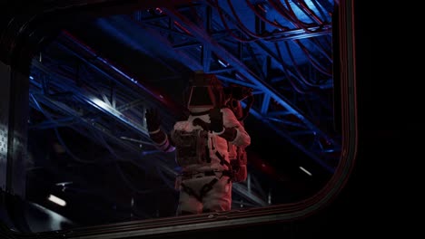 astronauta solo en el corredor espacial futurista observando la tierra y las estrellas. mirando a través de la ventana. animación 3d