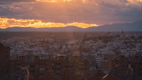 Horizonte-De-La-Ciudad-Vieja-De-Madrid-Con-Silueta-De-Torres-Y-Cúpulas-De-La-Iglesia-Durante-El-Timelapse-De-La-Puesta-Del-Sol