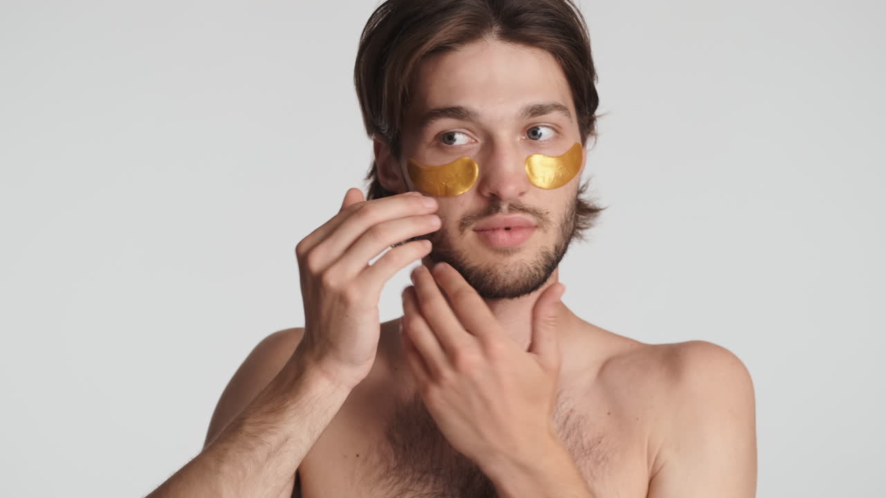 색 바탕에 카메라 앞에 있는 백인 남자.