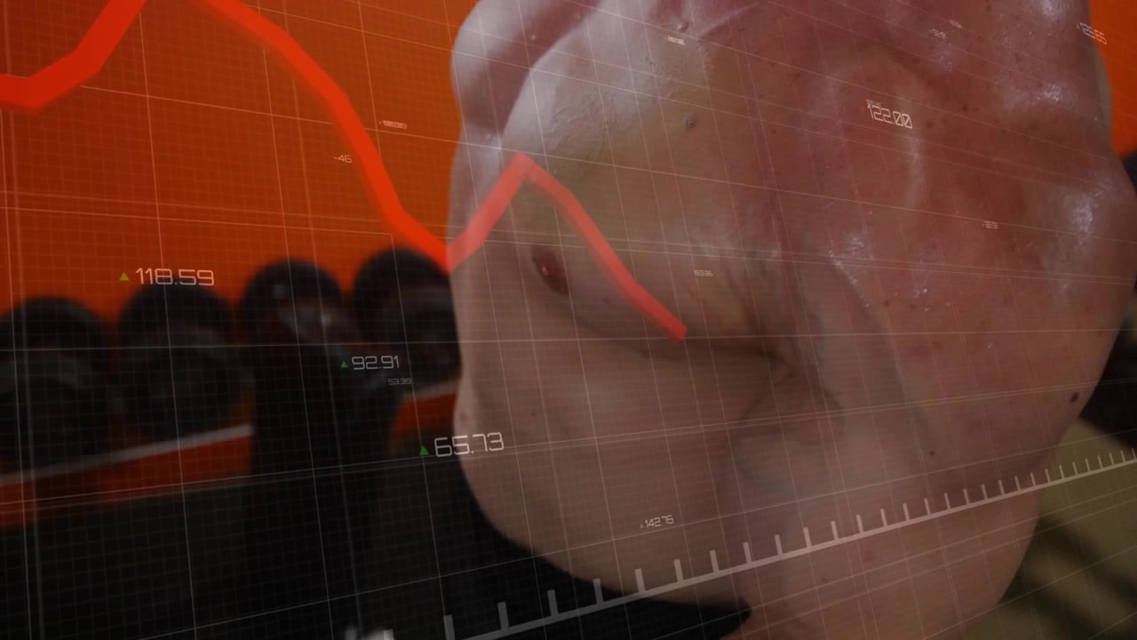 Appassionato di fitness che solleva un manubrio, con una griglia sovrapposta e un grafico rosso che animano il monitoraggio della forza