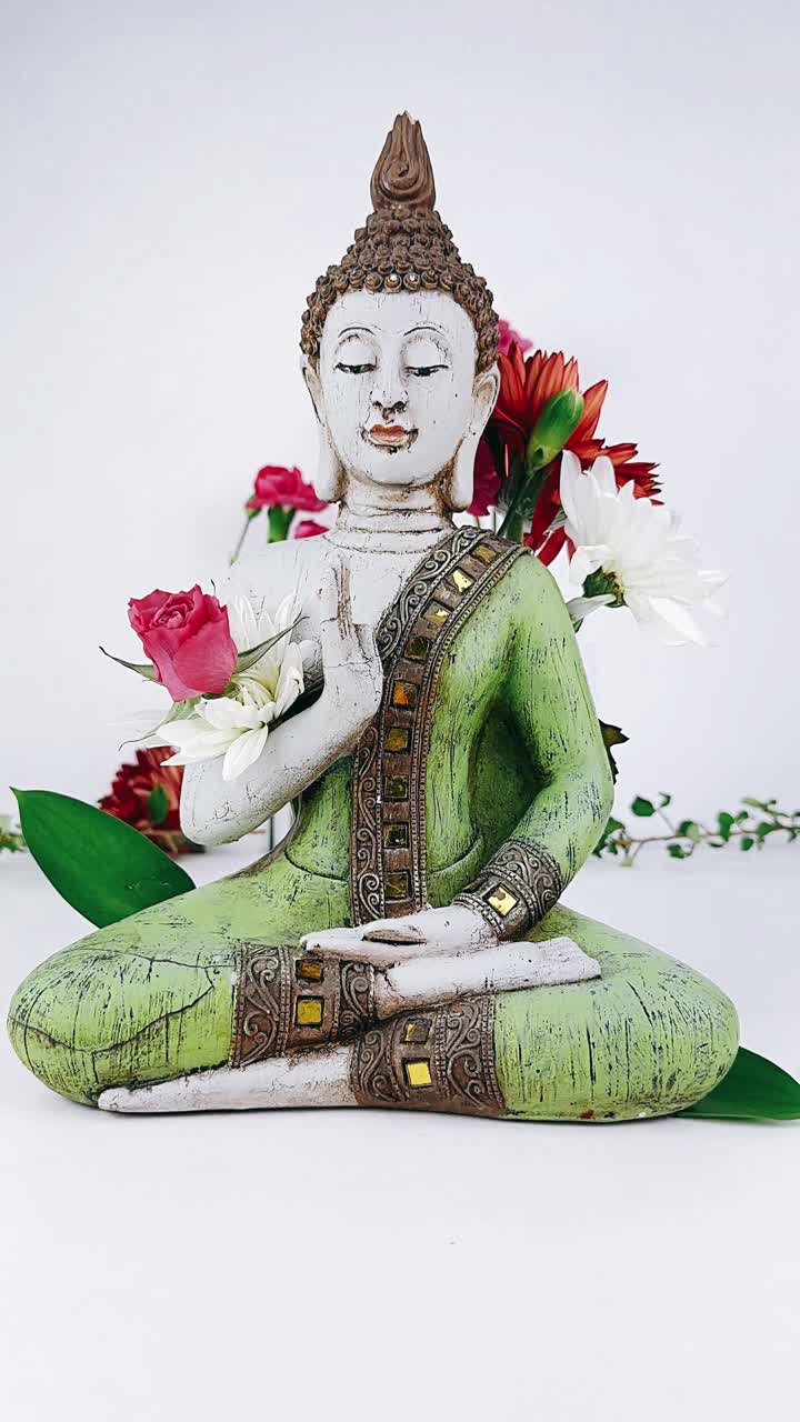 estatua de buda con flores