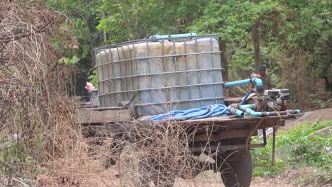 trabajadores que instalan un gran tanque de agua al aire libre
