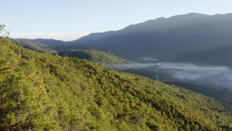 valle de montaña aislado de shaxi cerca de dali, provincia de yunnan, china, vista aérea