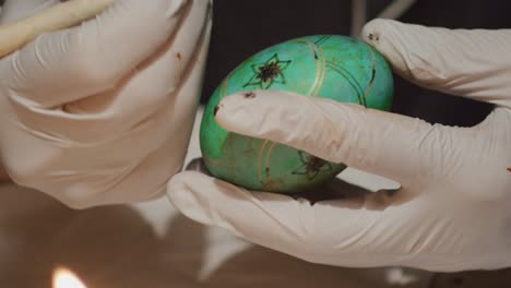 dibujar huevos de pascua usando la técnica tradicional ucraniana pysanka
