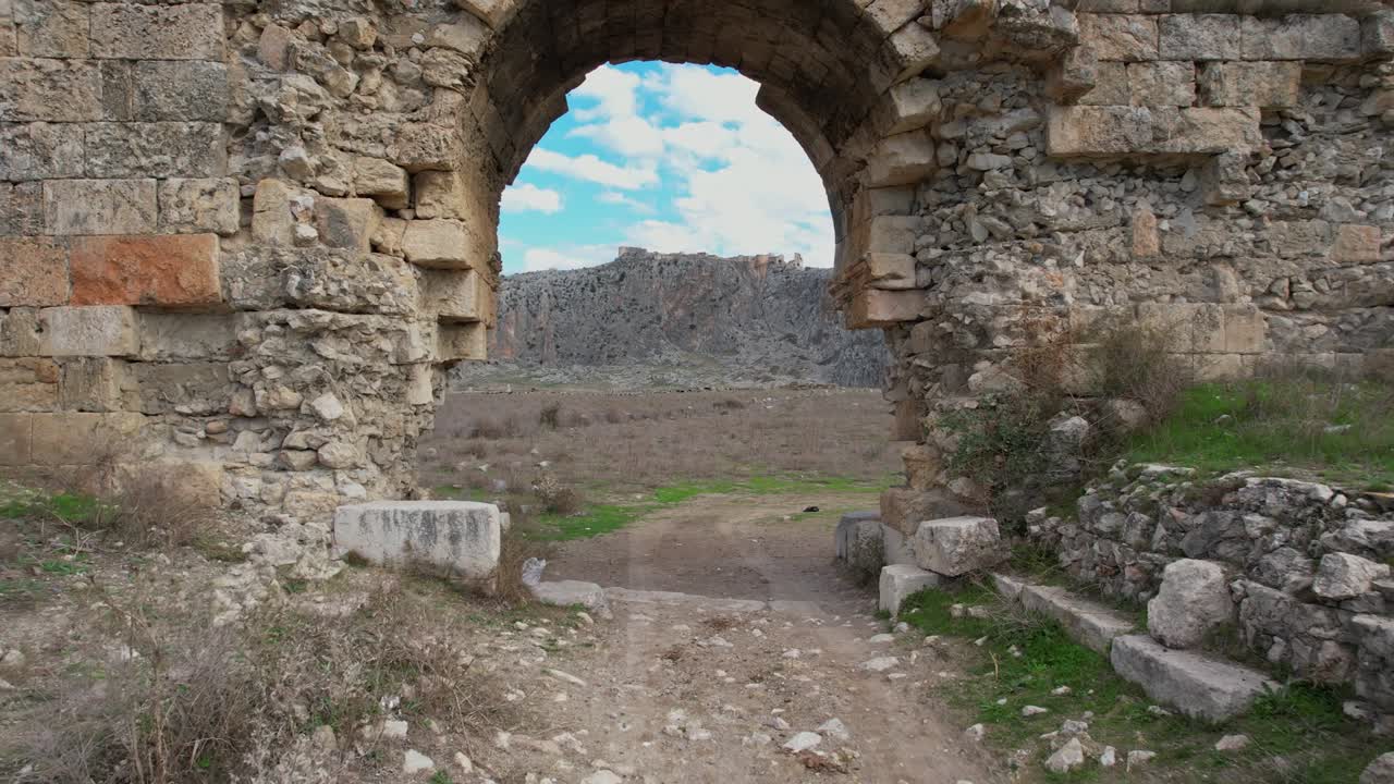 la puerta histórica en la entrada de la antigua ciudad de anavarza, anabarzus ciudad antigua en adana, turquía