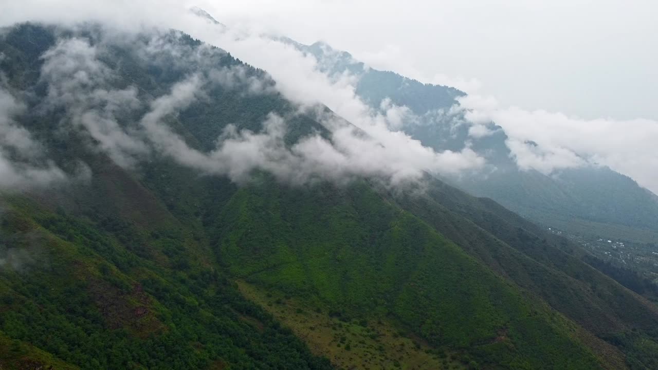 воздушная орбита пышных зеленых гор в кашмирском хребте заруан