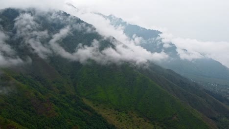 órbita aérea de las verdes montañas en la cordillera de barwan de cachemira