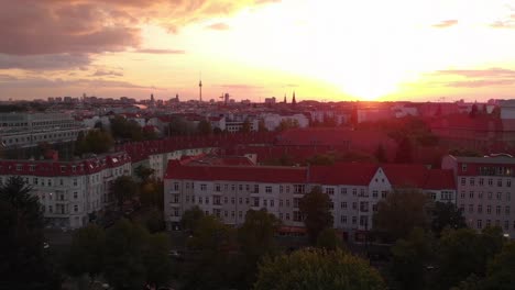 Puesta-De-Sol-Sobre-El-Parque-Del-Ayuntamiento-En-Lichtenberg-Berlín