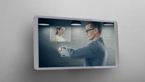 tableta que muestra a un hombre usando un reloj inteligente para comunicarse con video