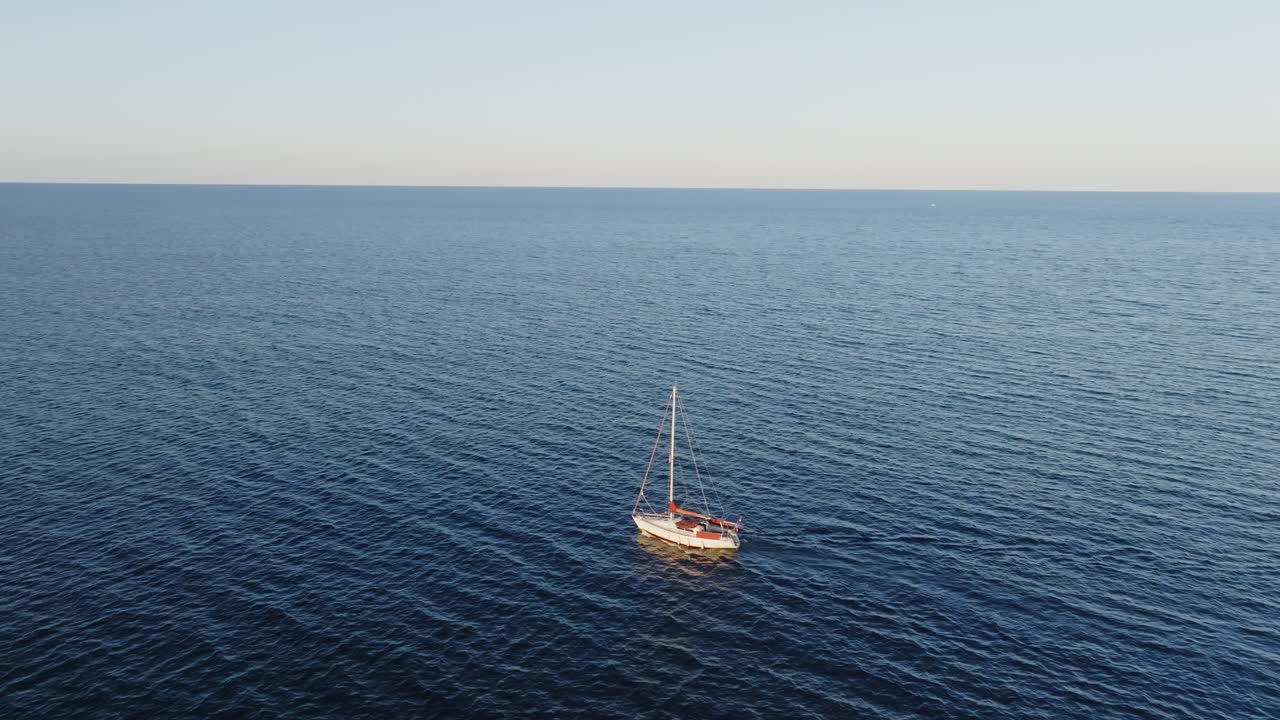스페인 의 메노르카 북부 에 있는 배 의 영화적 인 공중 사진