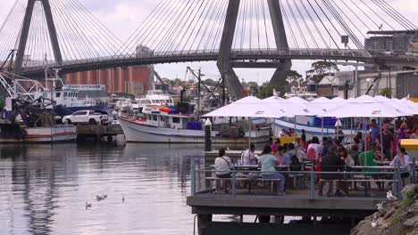 Leute-Essen-In-Einem-Outdoor-Restaurant-In-Sydney-Harbour-Marina-Australien-Aus