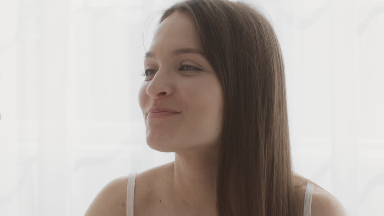 una pareja compartiendo un blackberry.