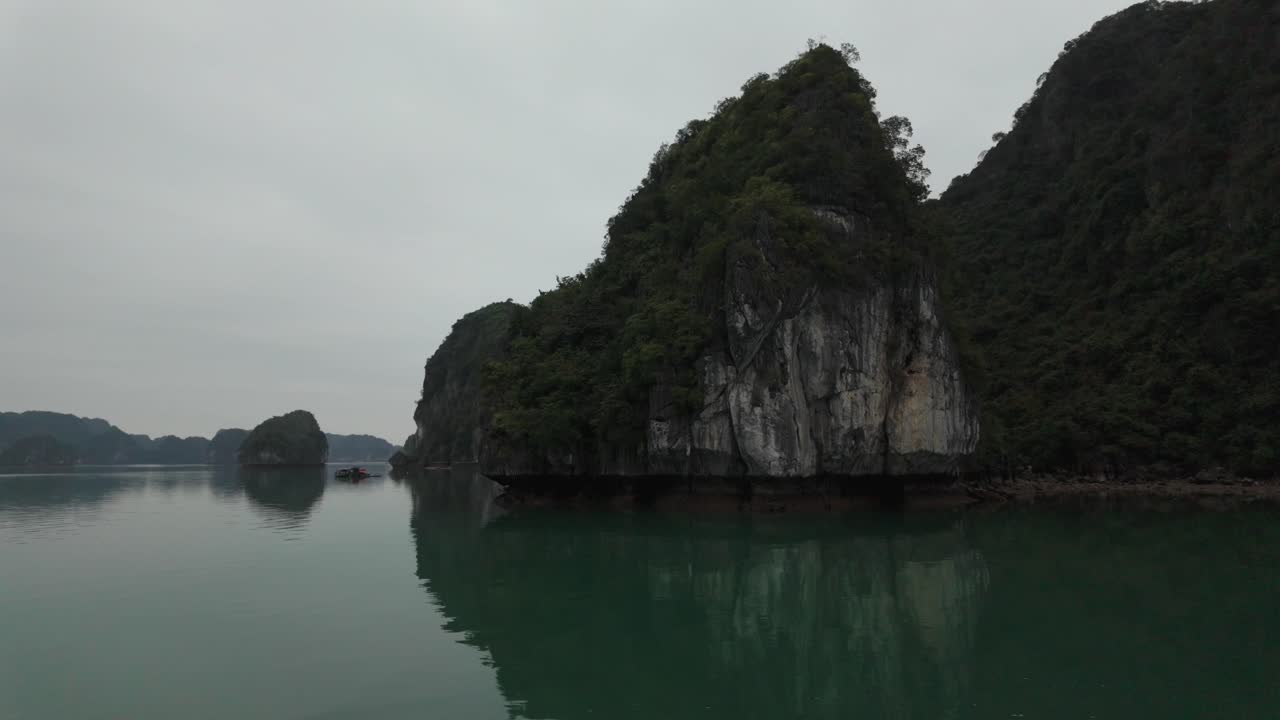 vista de barco navegando alrededor de la bahía de ha long, bahía de lan ha en vietnam entre las islas de las montañas cársticas en el mar de china meridional