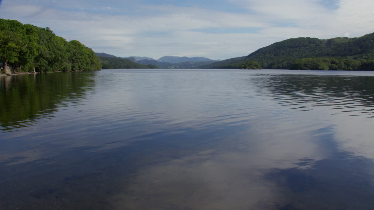 Toma gran angular a nivel del suelo mirando al norte de Coniston Water en la A5084 cerca de Brown Howe en Lake District