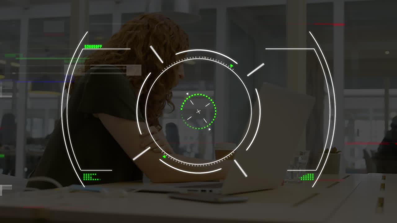animación de escaneo de alcance sobre mujer de negocios en la oficina