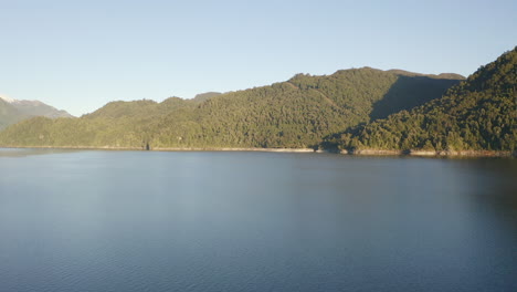 Lago-Chapo,-Volando-Con-Un-Dron-Al-Lado-Del-Atardecer