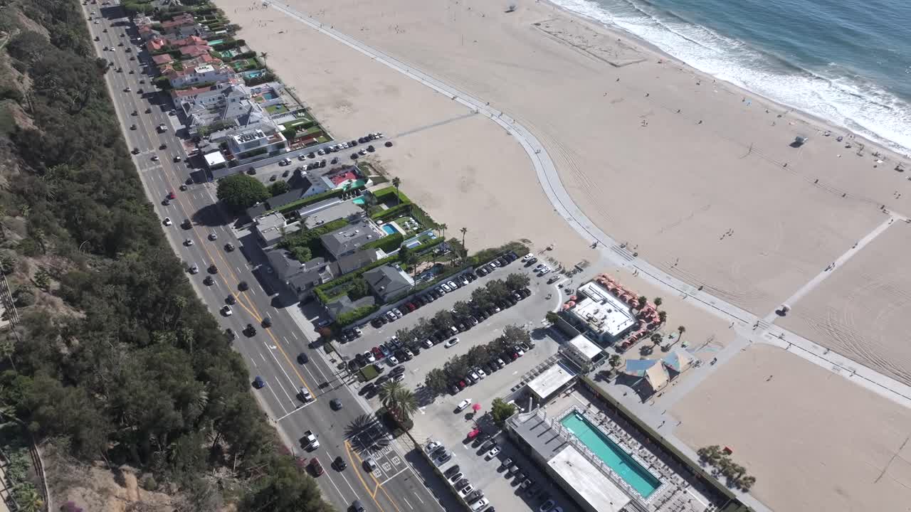산타모니카의 태평양 연안 해변에서 차량과 값비싼 집의 교통을 내려다보고, 해변의 공중 전망