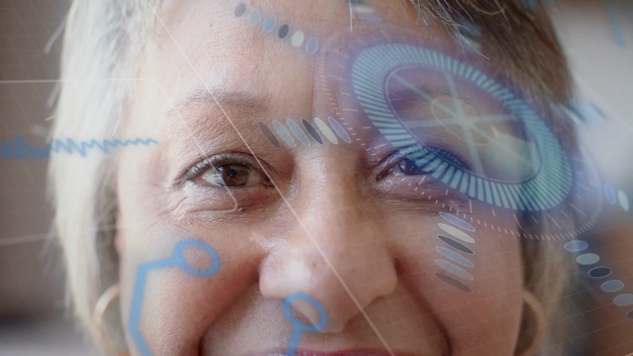 Donna anziana di fronte all'obiettivo, l'obiettivo rileva il volto attivando un HUD AR vicino all'occhio, sorride e poi ride, tecnologia