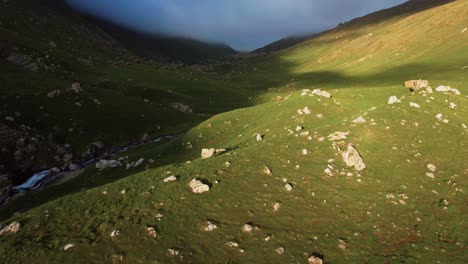 Vista-Aérea-De-Un-Valle-Nublado-En-Las-Montañas-Durante-La-Primavera-En-Los-Pirineos