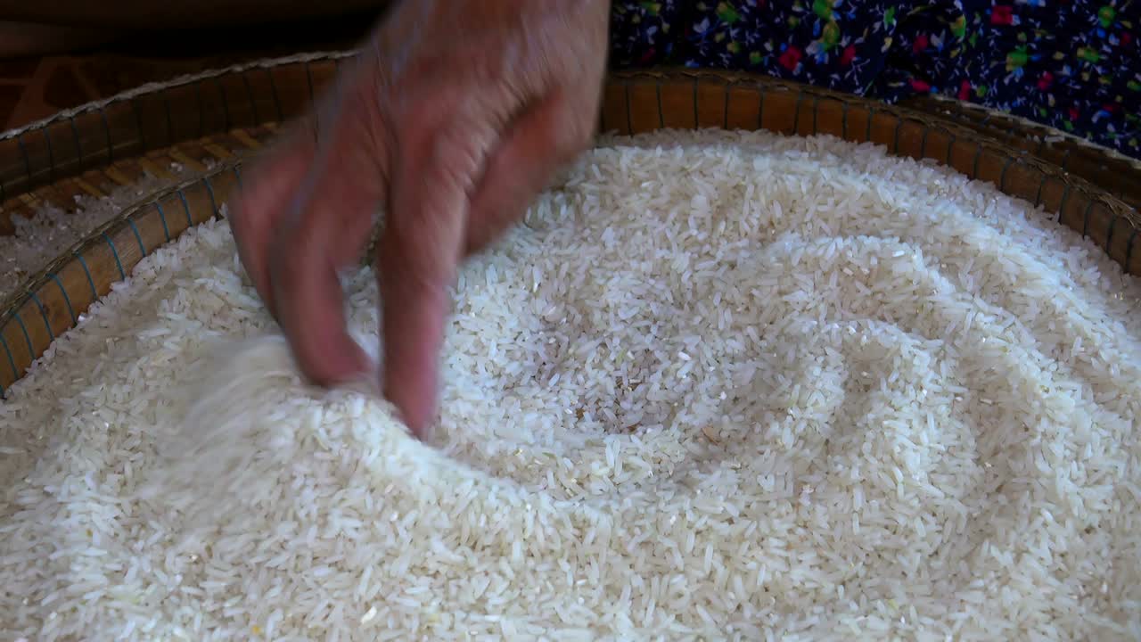 Clean the rice