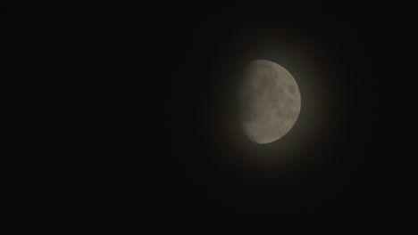 la niebla se aleja para revelar la luna