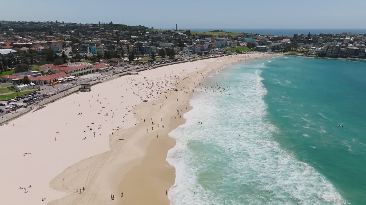 tomada aérea de drones de la playa de bondi, uno de los destinos costeros más emblemáticos de australia