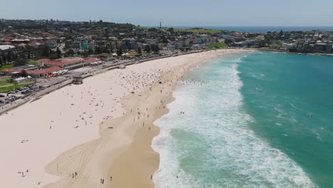 Toma-Aérea-Con-Drones-De-Bondi-Beach,-Uno-De-Los-Destinos-Costeros-Más-Emblemáticos-De-Australia.