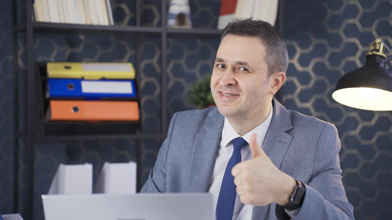 un hombre de negocios experimentado que expresa su aprobación.