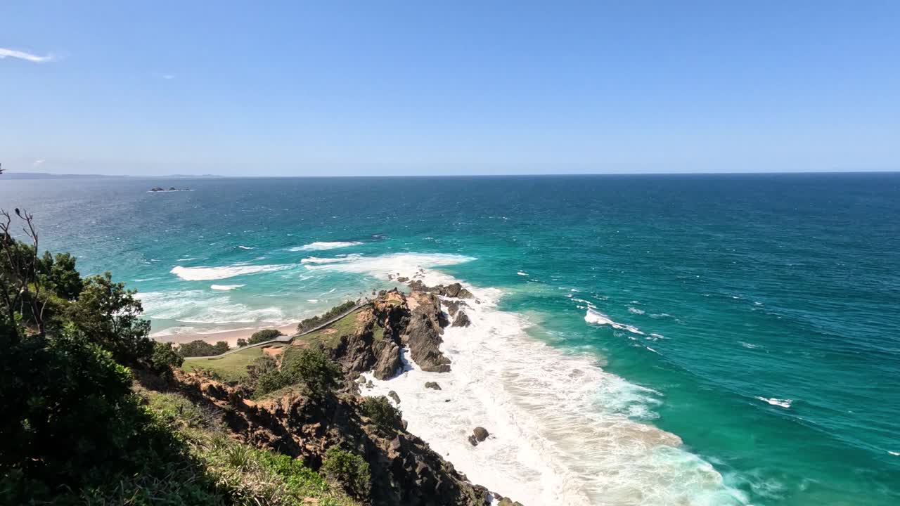 해안 에 부히는 파도 와 함께 경치 좋은 바다 풍경